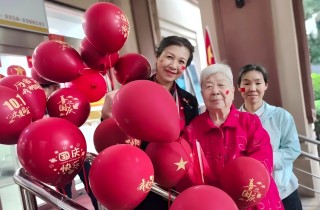 紅旗昭昭迎風展 燕達歡騰迎國慶——燕達長輩剪紙映初心，丹心獻祖國