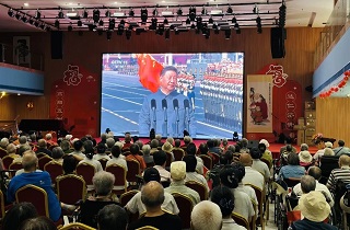 閱兵盛典燃?jí)阎?，?shī)韻長(zhǎng)歌頌英雄——燕達(dá)在住長(zhǎng)輩集體觀看抗戰(zhàn)勝利80周年閱兵儀式